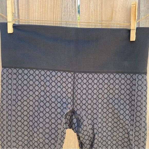 LuluLemon Capri leggings   - Picture 4 of 8